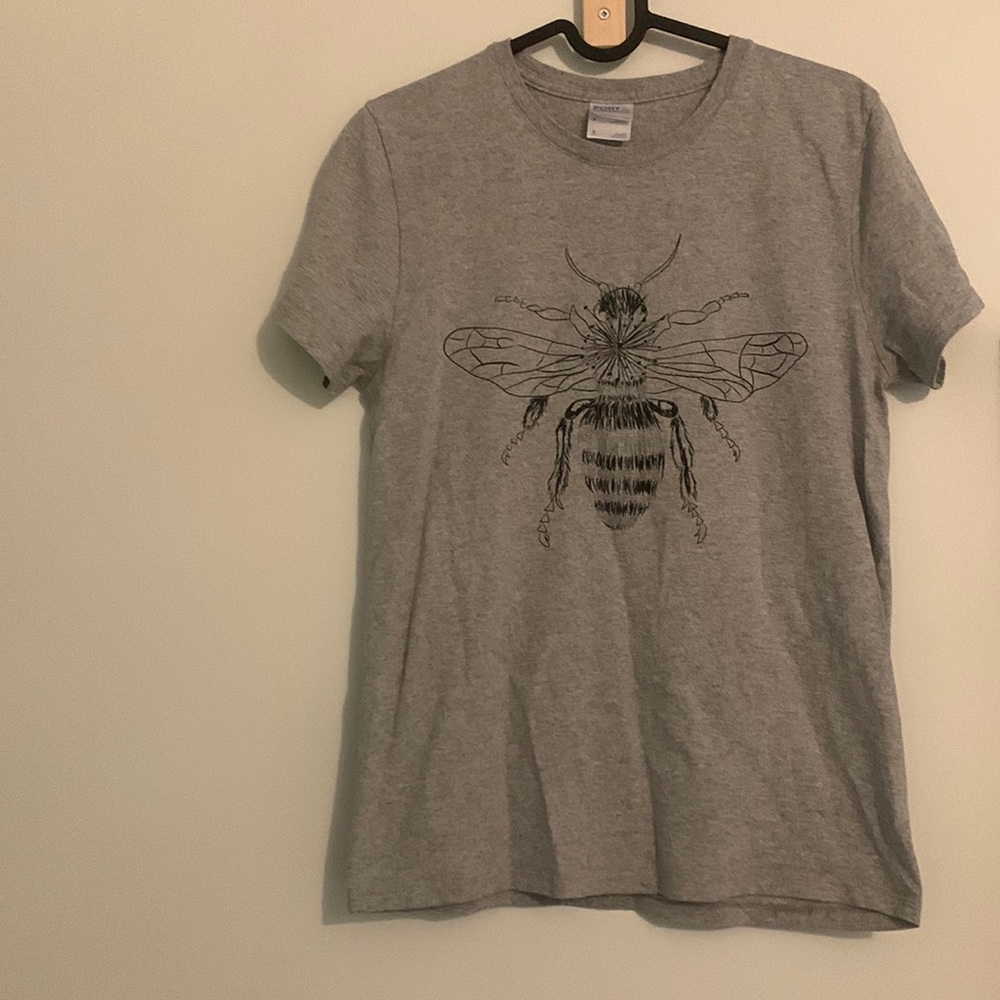 Grey t shirt with pretty bee
